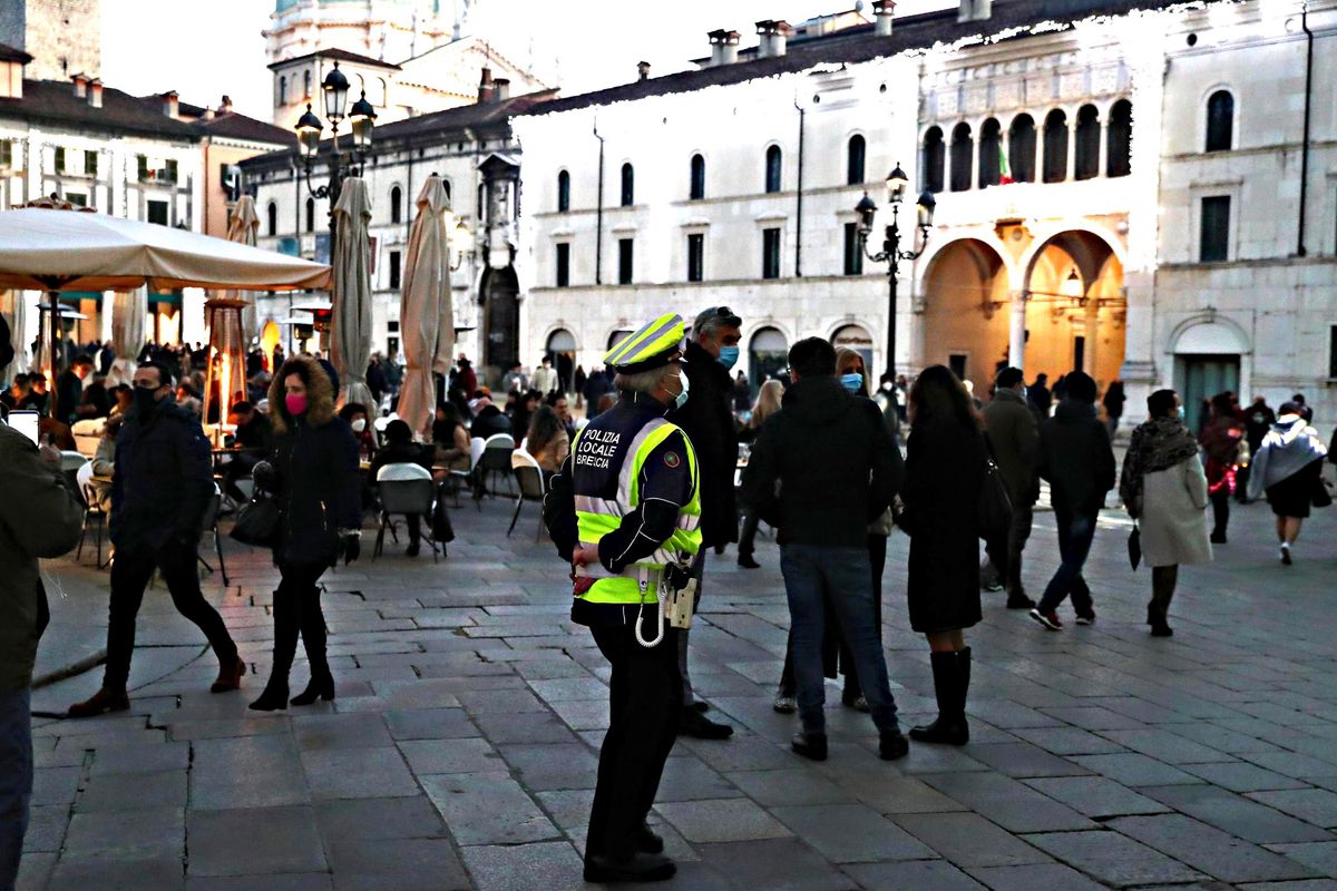 Spingono a riempire i negozi poi usano qualche foto per metterci tutti in castigo