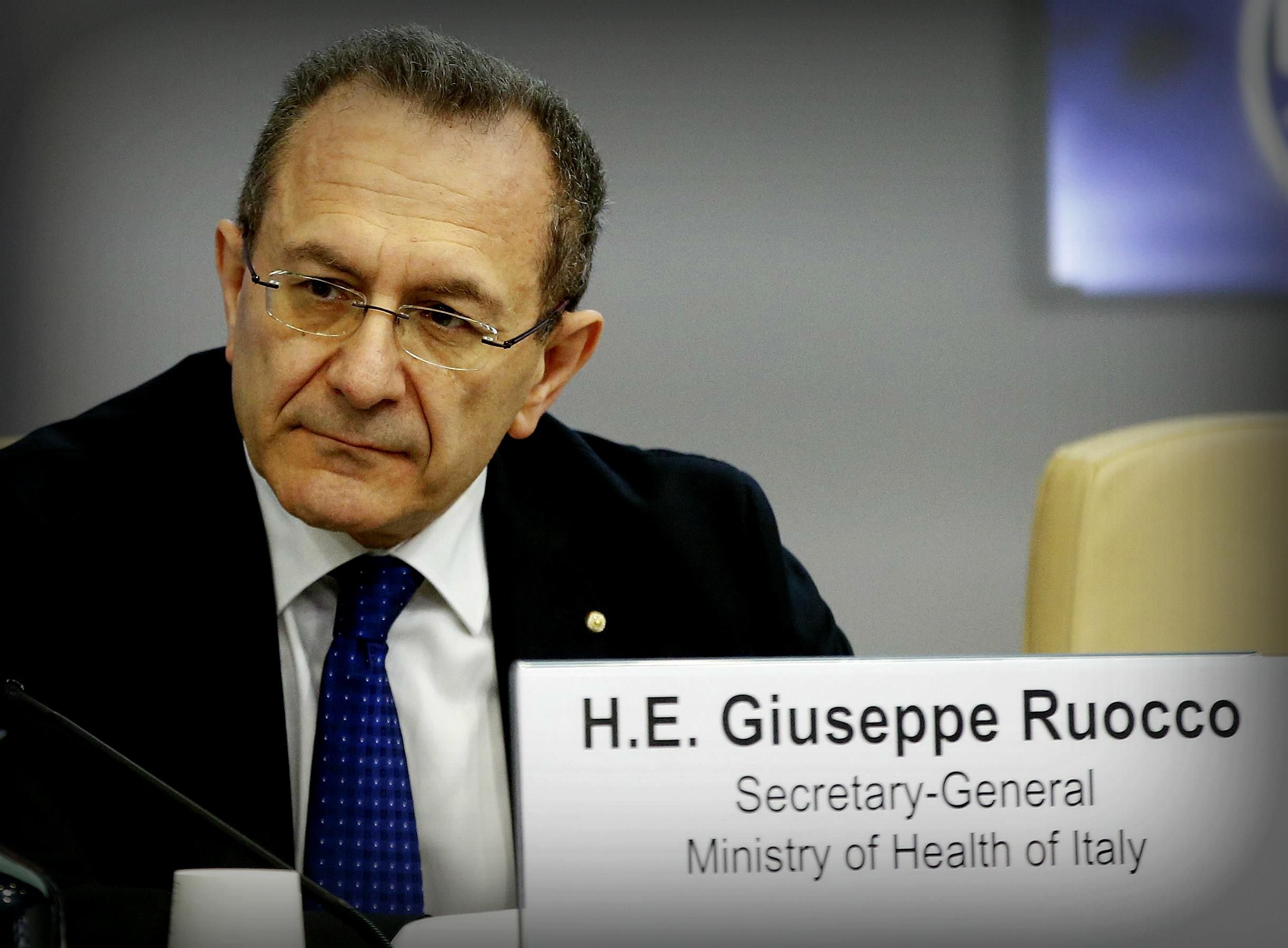 A trattare sui vaccini hanno mandato l’uomo di cui Sileri pretende la testa