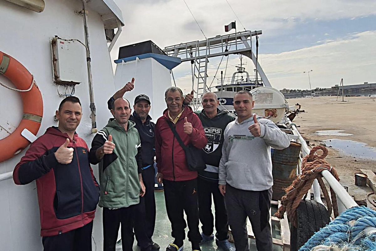 Liberati i pescatori dopo 108 giorni. E Casalino monta un reality show