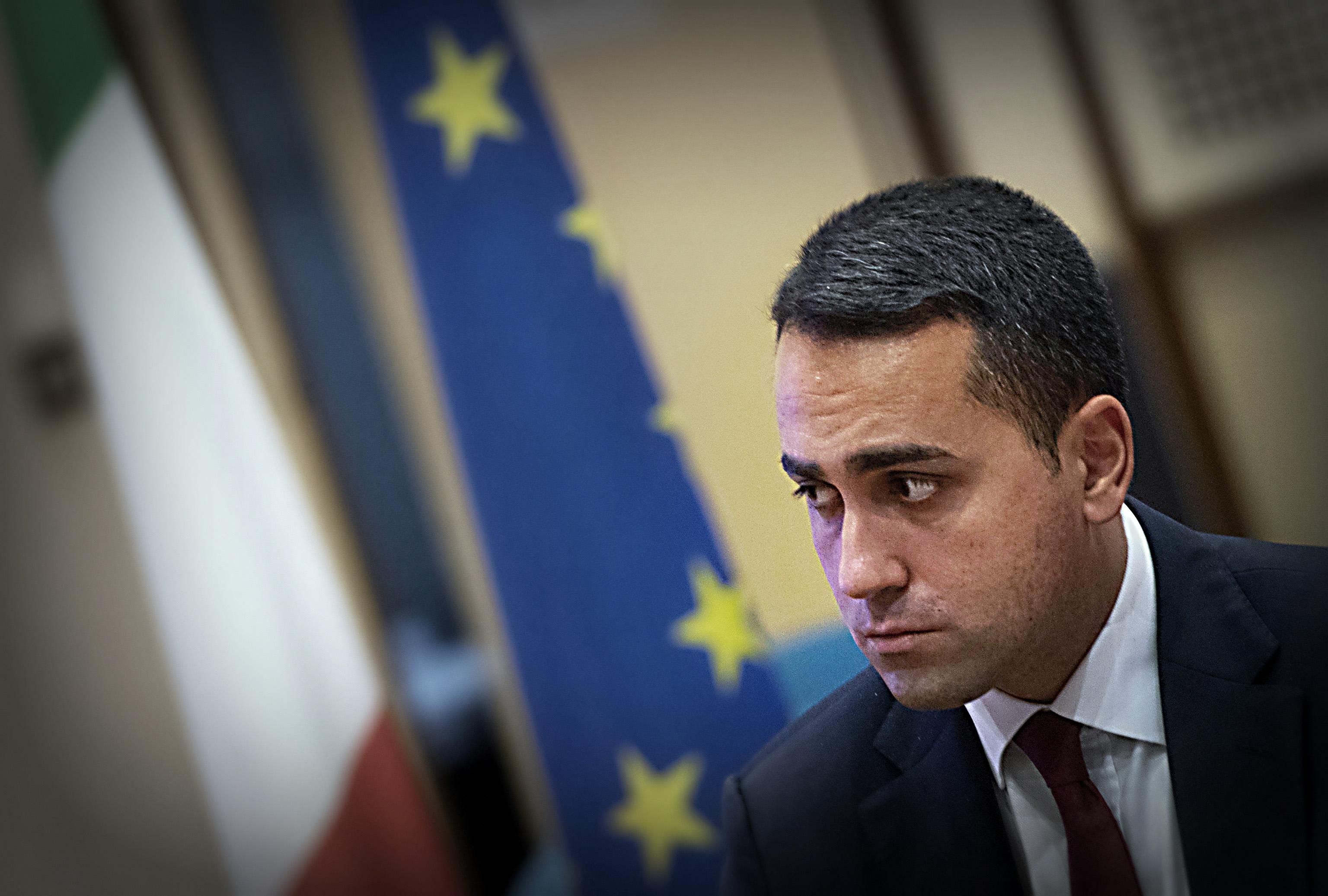 Conte e Di Maio pagano il «riscatto». Con la passerella incoronano Haftar