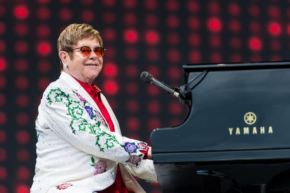 Dall’aldilà il regalo più folle per Elton John