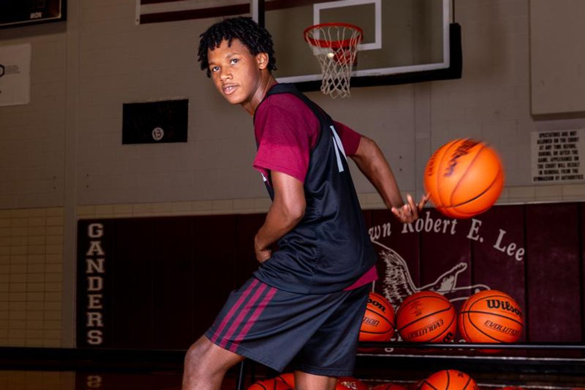 FEATURE: Deaf Baytown Lee basketball player playing the game he loves