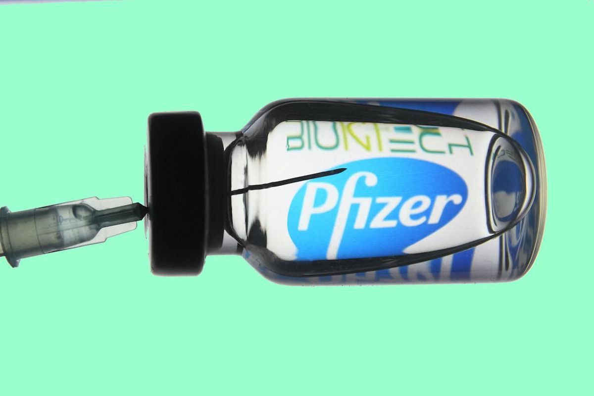 Anche l’Aifa dà l’ok al vaccino Pfizer ma su dosi e medici siamo all’anno zero