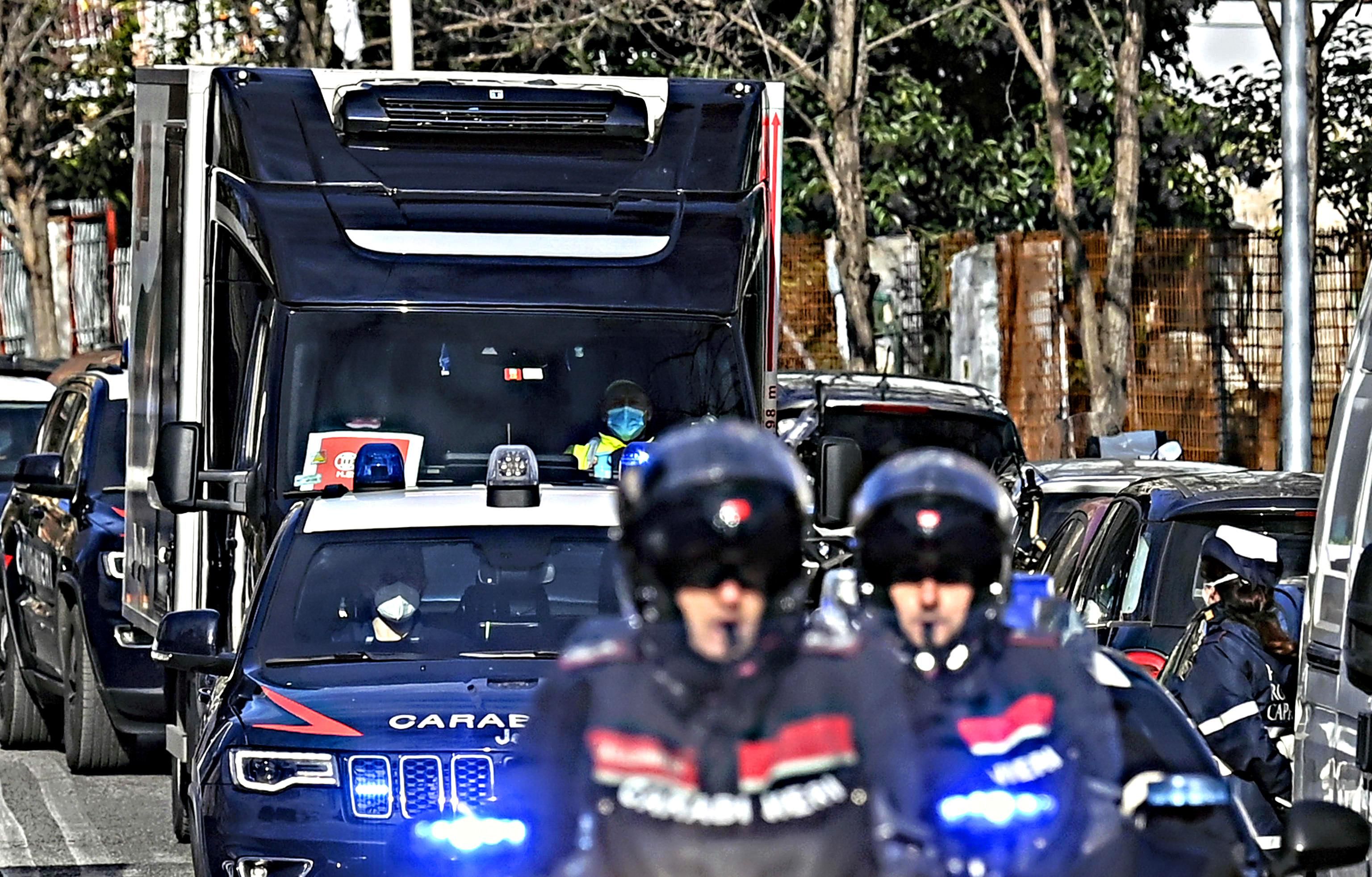 Fingono il miracolo delle fiale. Ma sul vaccino abbiamo tempi incerti e nessun piano