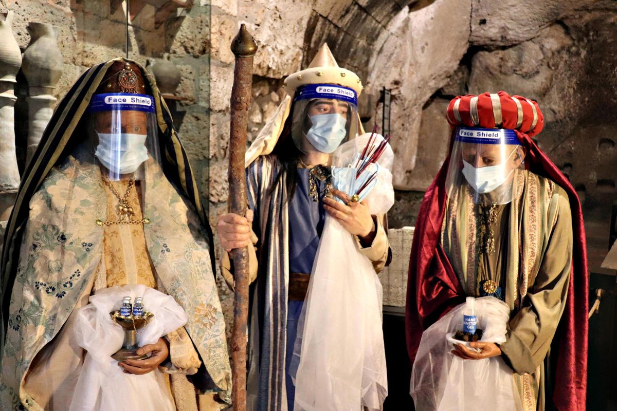 Da Torino a Trento al Vaticano è gara tra gli osceni presepi in mascherina