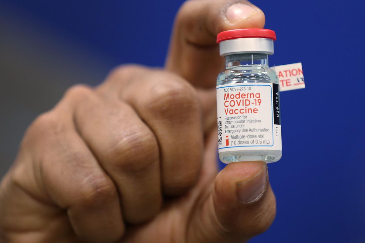 Tegola su Moderna. Prima grave reazione anche al suo farmaco
