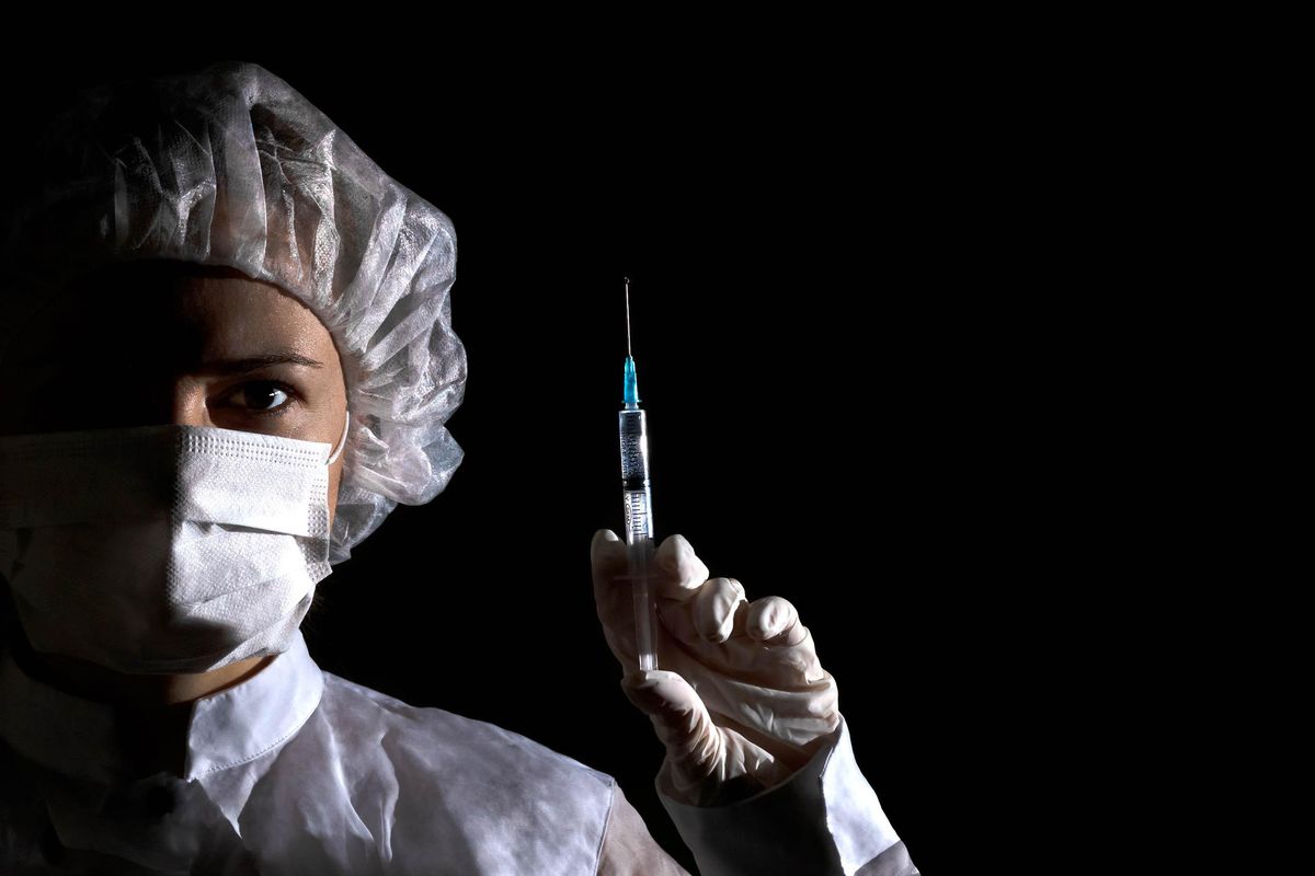 Per poter uscire di casa dovremo farci tatuare la «V» di vaccino