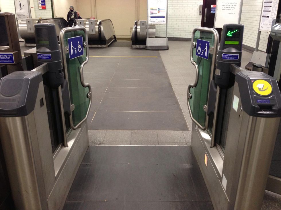 How to use a wide aisle gate on the london underground B+C Guides