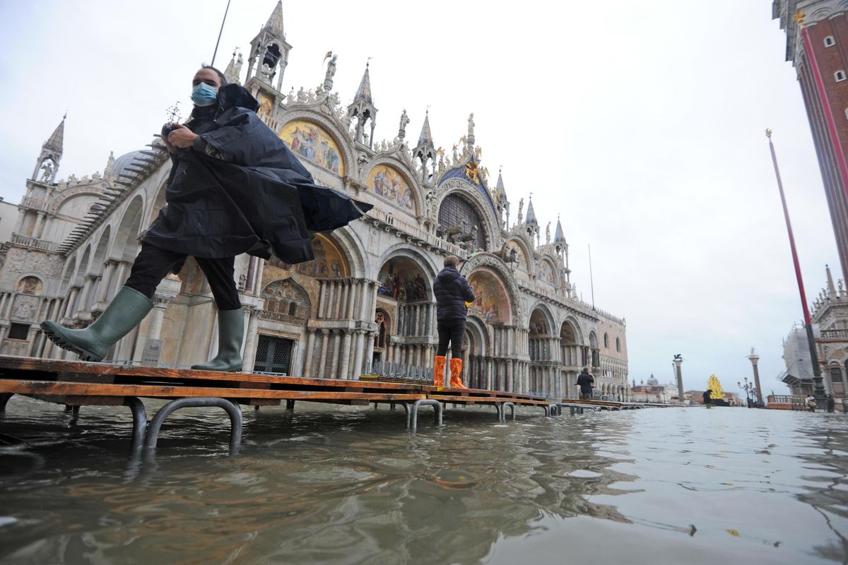 Il Mose rimane abbassato causa previsioni errate. Venezia finisce sotto acqua