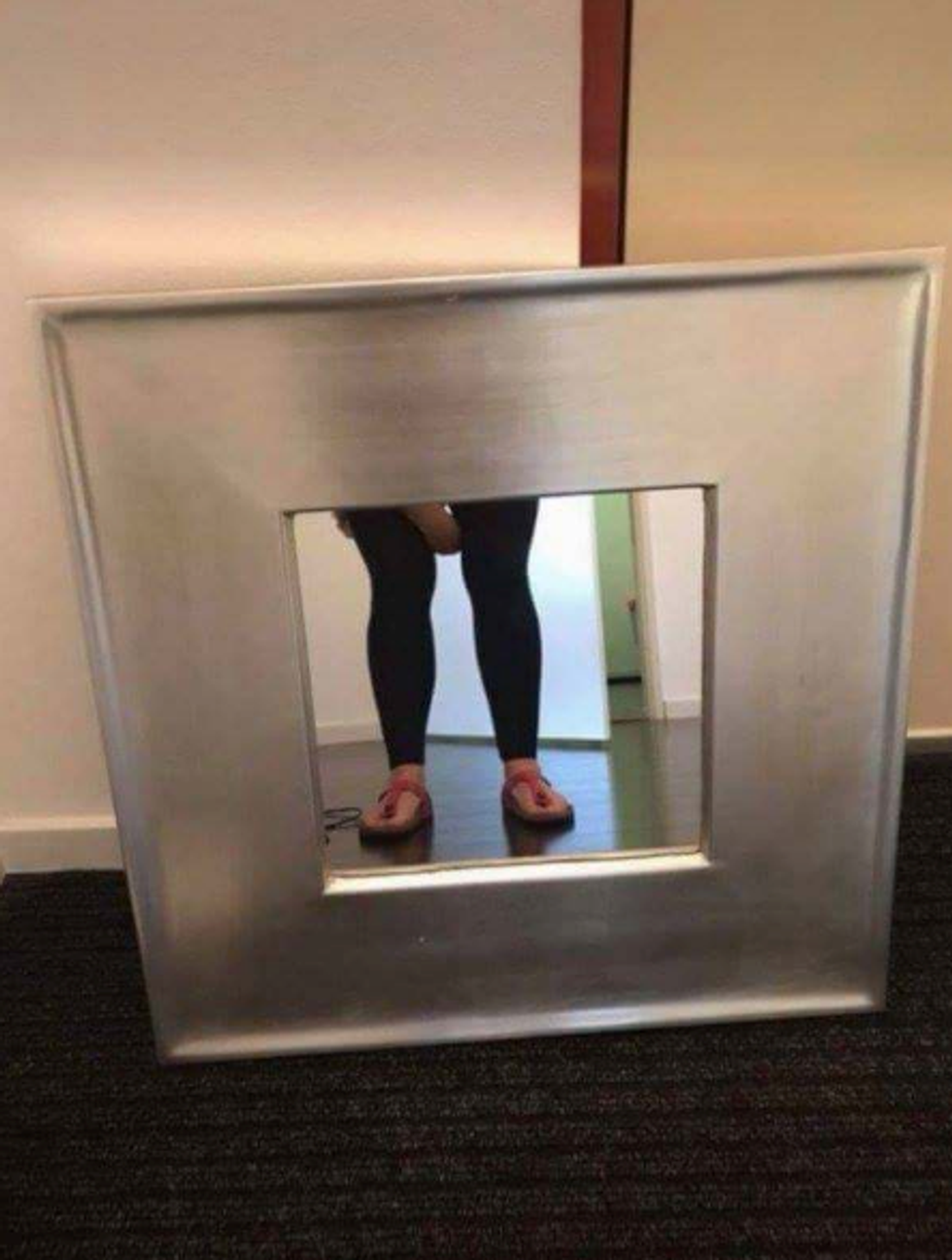 19 Hysterical Pictures of People Trying (And Failing) to Sell Mirrors