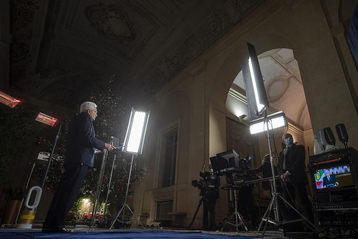 Mattarella ringrazia Ue e Papa. Glissa sul governo