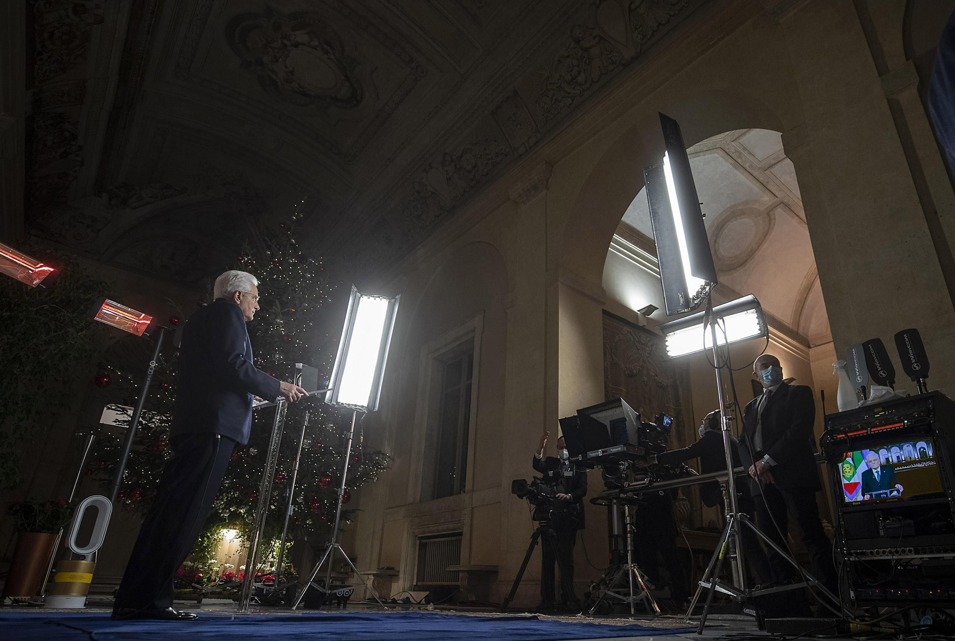 Mattarella ringrazia Ue e Papa. Glissa sul governo