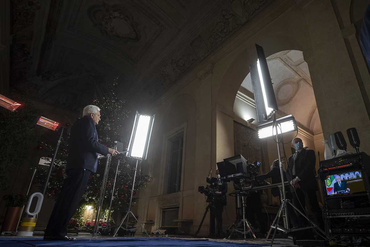 Mattarella ringrazia Ue e Papa. Glissa sul governo