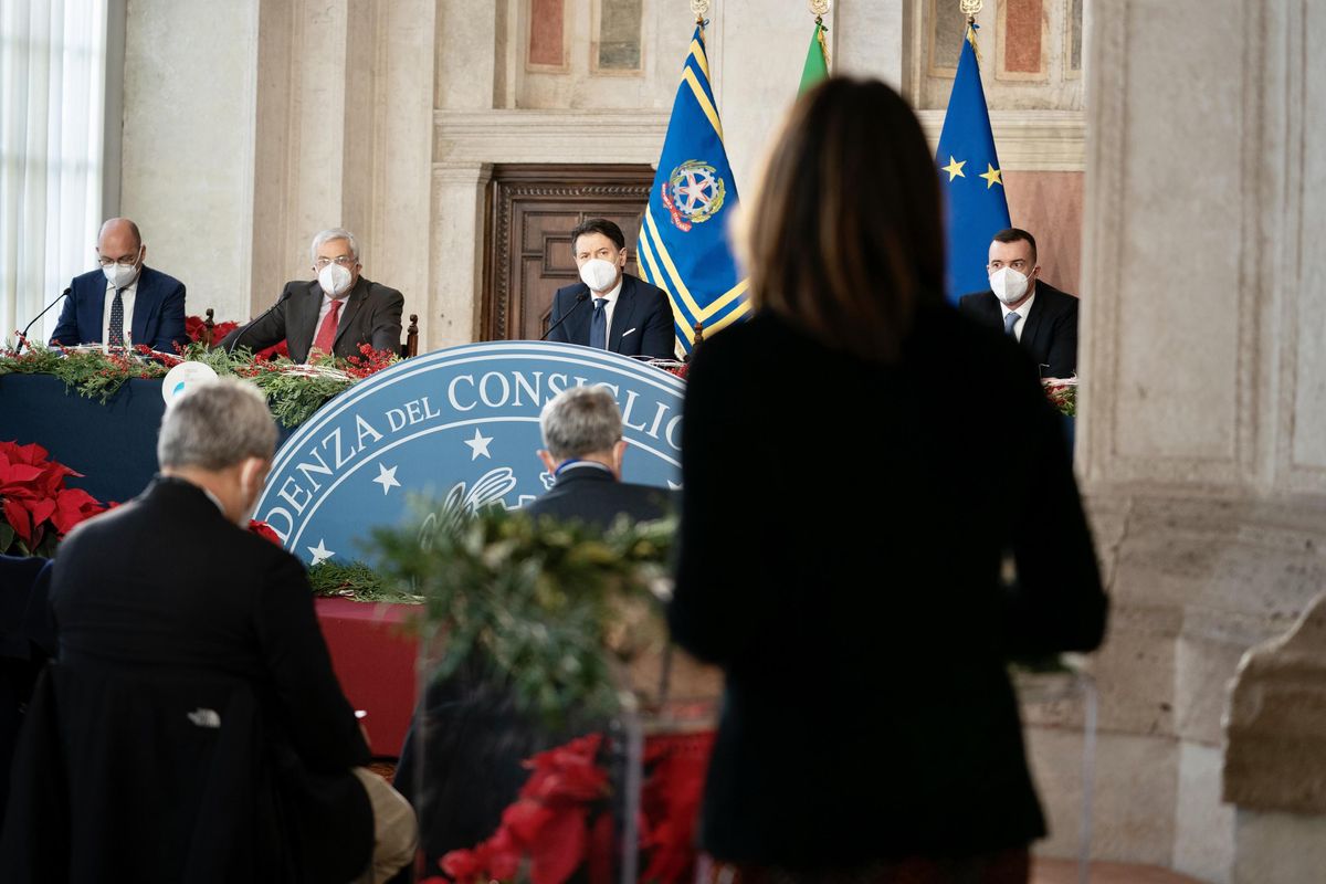 Giuseppi zittisce i giornalisti. E loro tacciono sul serio