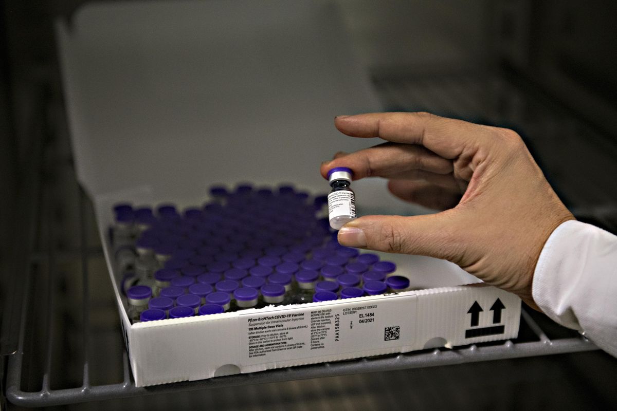 Caos vaccinazioni. Mancano le siringhe e si reclutano medici in pensione