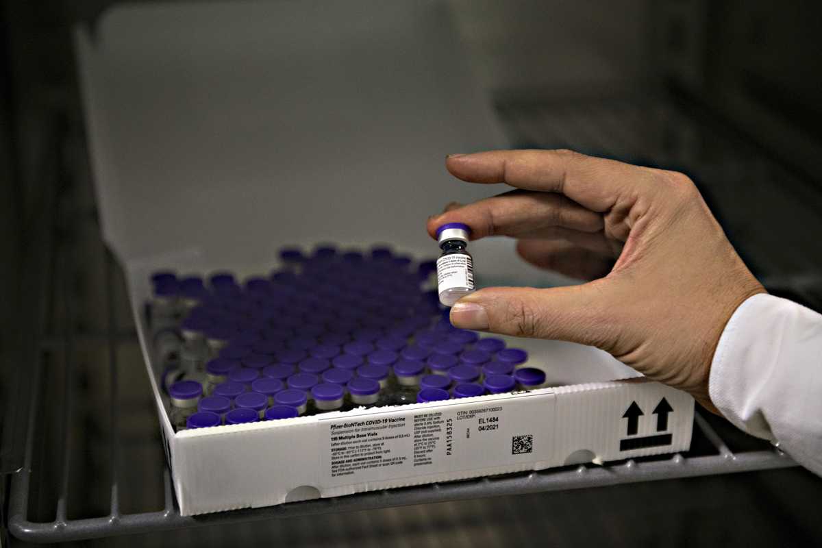 Caos vaccinazioni. Mancano le siringhe e si reclutano medici in pensione