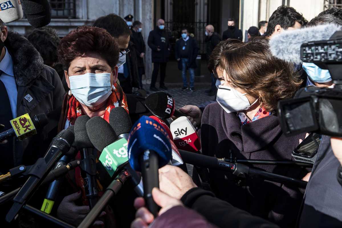 Giuseppi proroga i divieti fino al 15. La Bellanova lo gela: «Così non va»