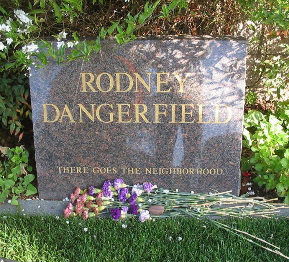 these-25-hilarious-headstones-got-in-the-last-laugh-22-words