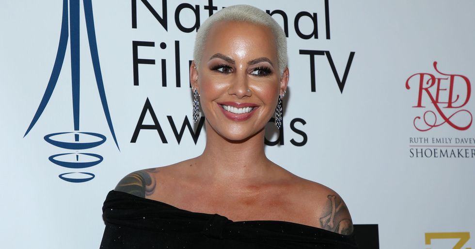 Amber Rose Gets Huge Forehead Tattoo | 22 Words
