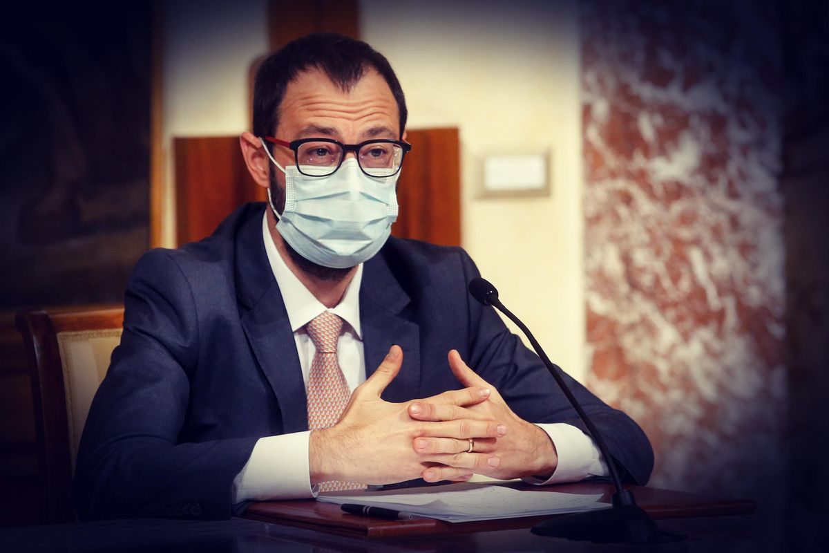 Quei vuoti di memoria di Patuanelli sull’uomo nero di Atlantia e Alitalia