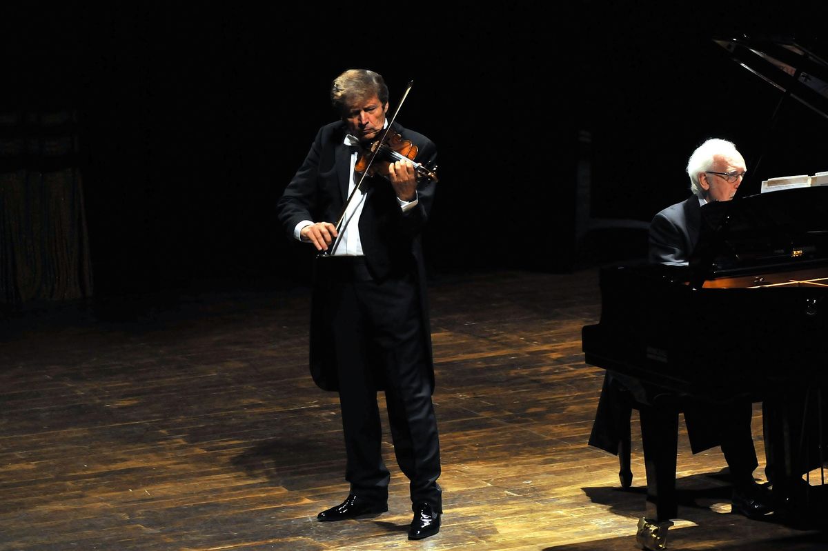 In fuga da un rinoceronte africano con lo straordinario pianista folletto