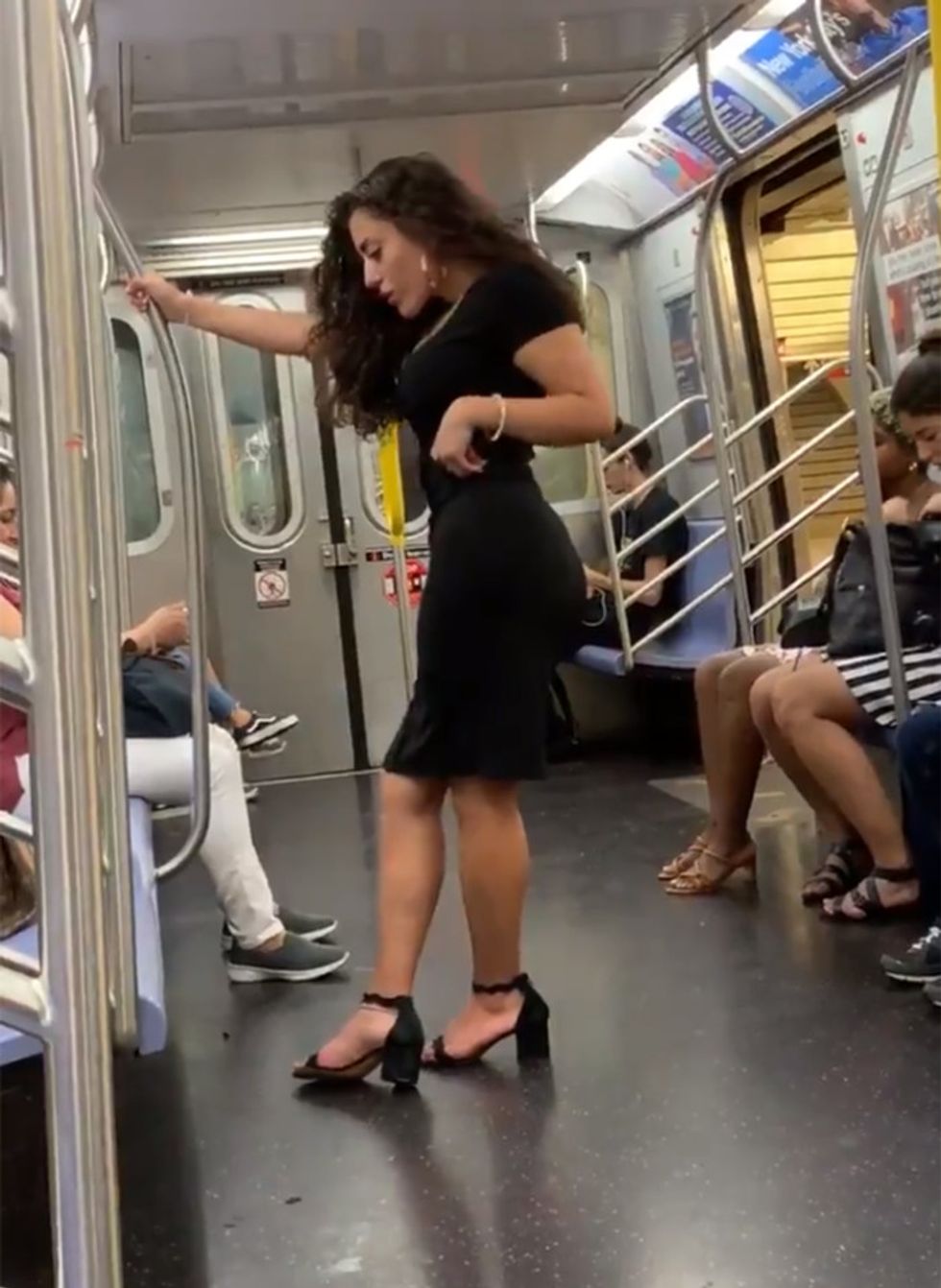 Womans New York Subway Photoshoot Goes Viral 22 Words