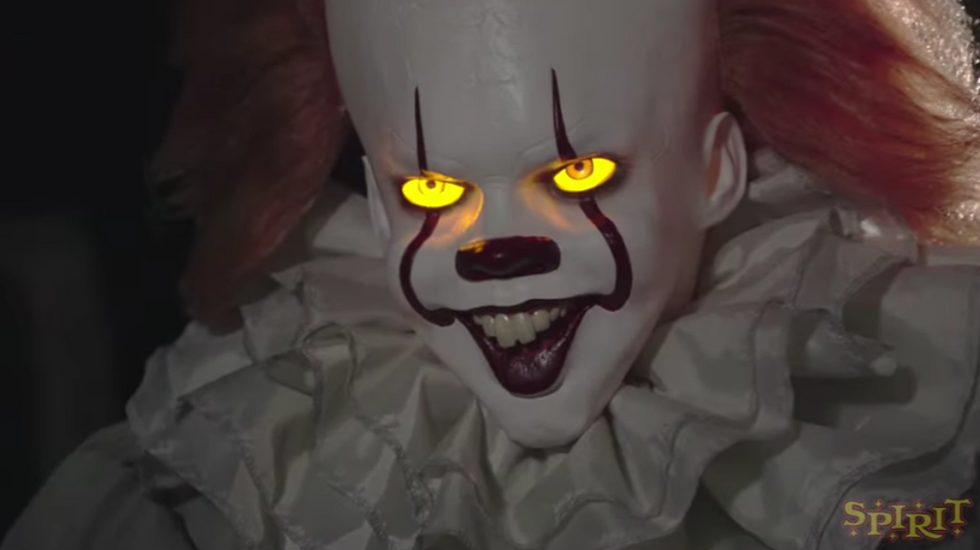 You Can Now Buy A 6’5″ Animatronic Pennywise For Halloween | 22 Words