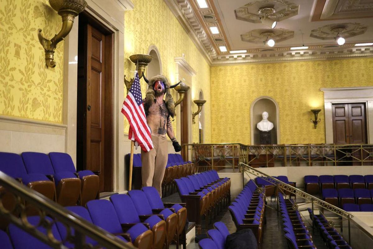 Democrazia Usa in panne. Trump sconfitto non ci sta. Congresso preso d'assalto