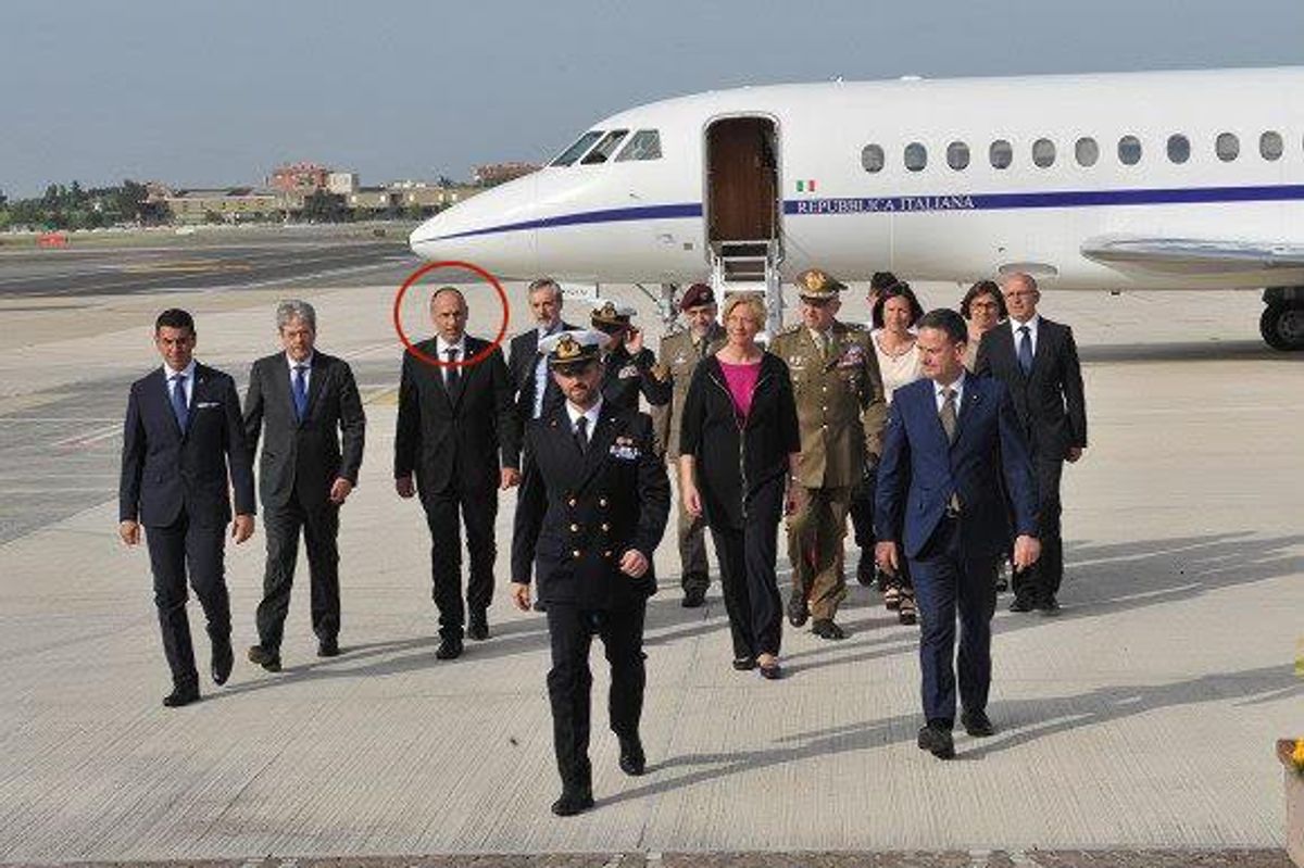 Il trucco della tessera del finto 007 nel tour col marò e i due ministri