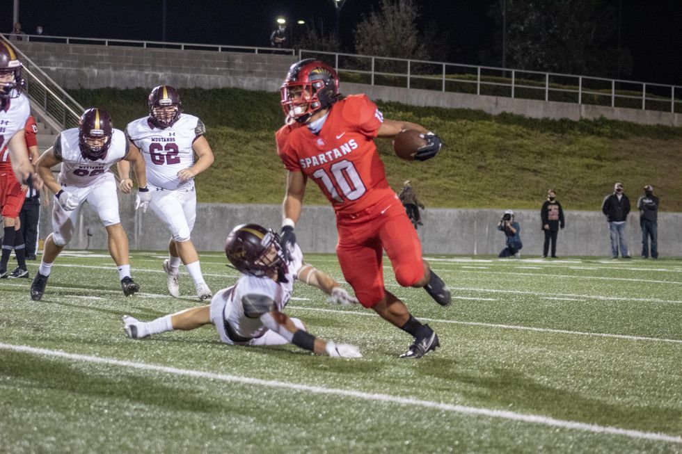Josh Evans-Pickens, #10 runs with the ball in a District game against Magnolia West.