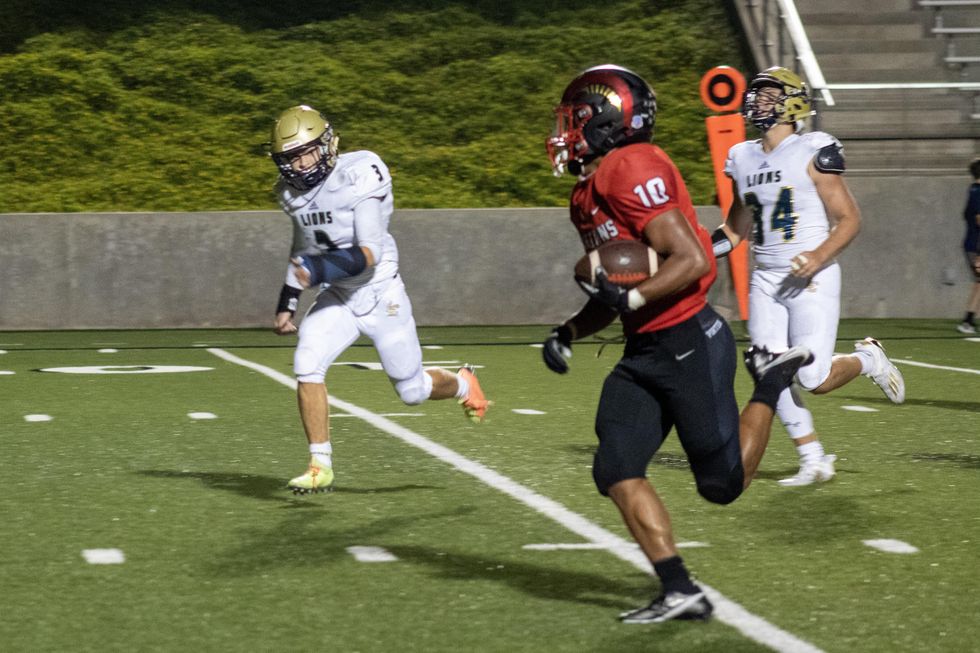 Josh Evans-Pickens, #10 runs to the end zone to score another touchdown.