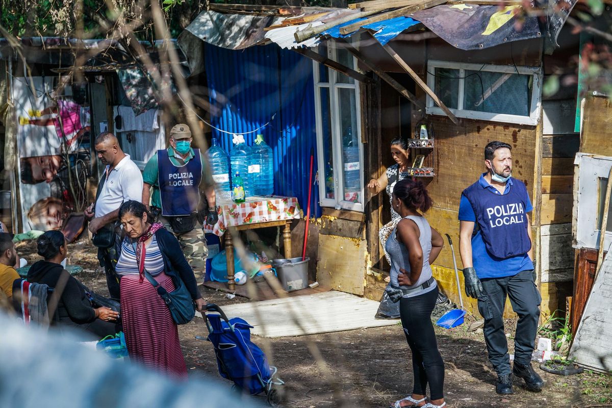 Conflitto a fuoco nel campo rom: mistero su due minori in fin di vita