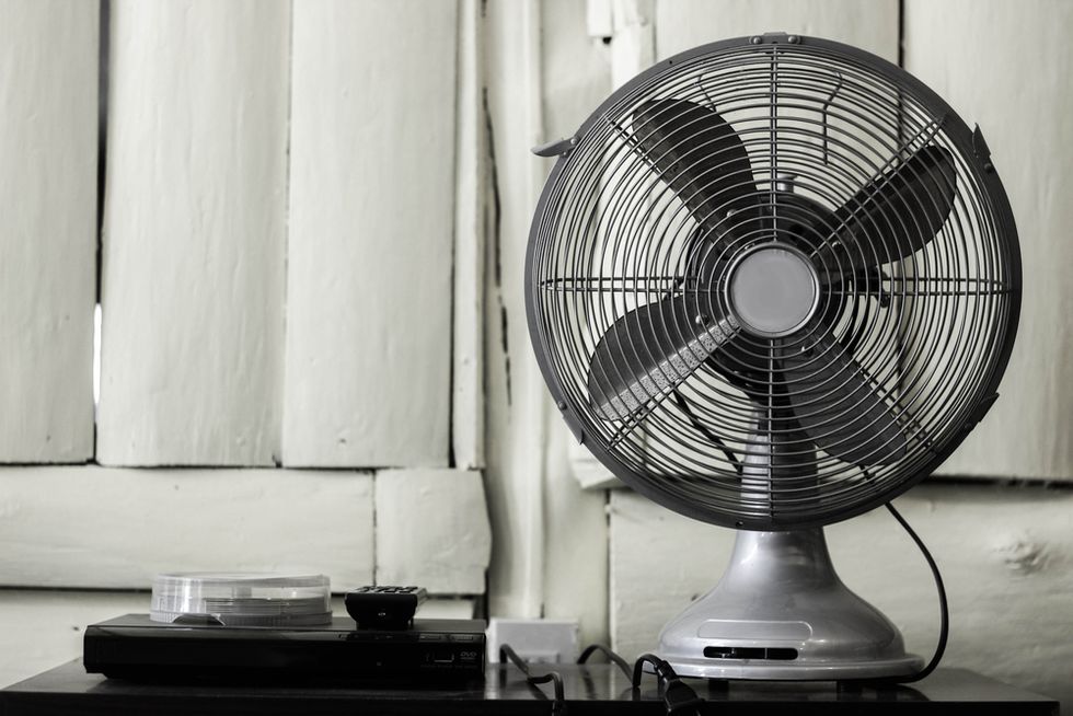 sleeping-with-a-fan-on-during-the-night-could-be-very-bad-for-you-22