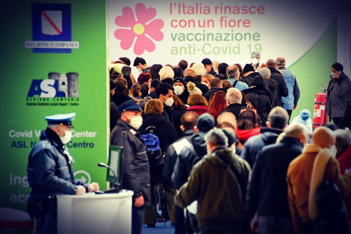 Il boom di imbucati nelle vaccinazioni conferma che il piano Arcuri è in tilt