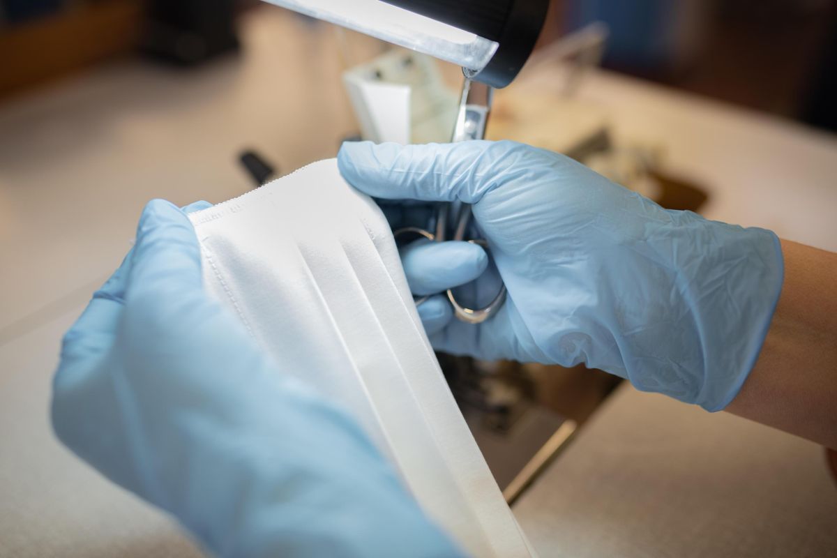 La gang e i guanti dal terzo mondo. «Vendono la scatula... carte false»