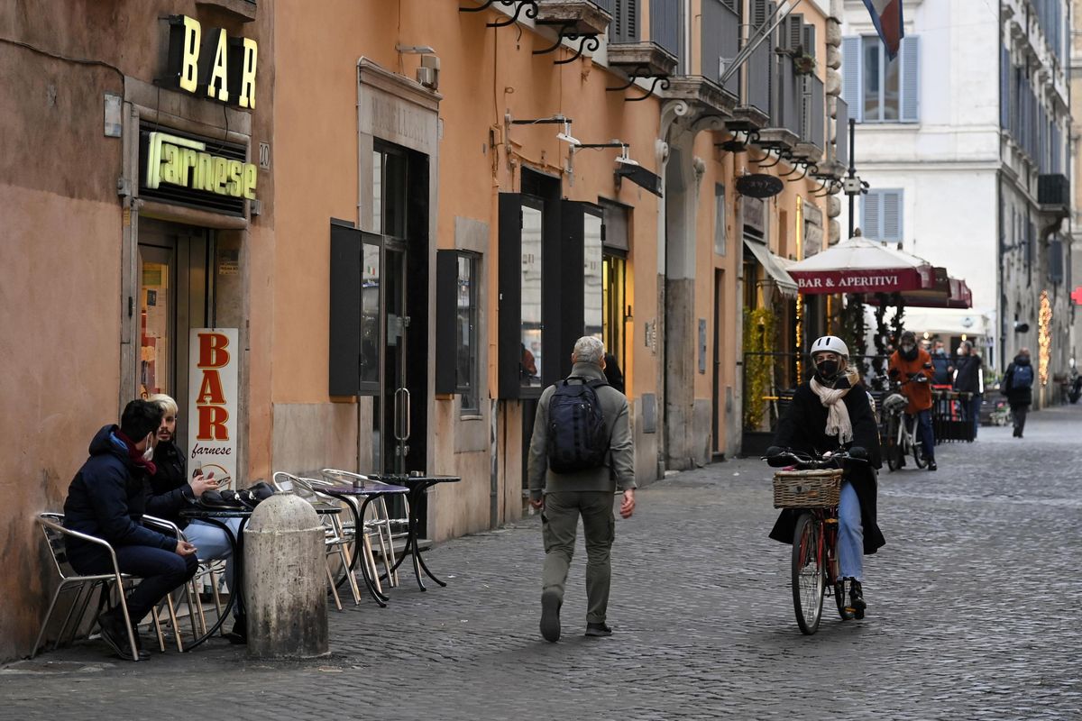 Guerra all’asporto e caos sulle date. L’ultimo dpcm irrita i governatori