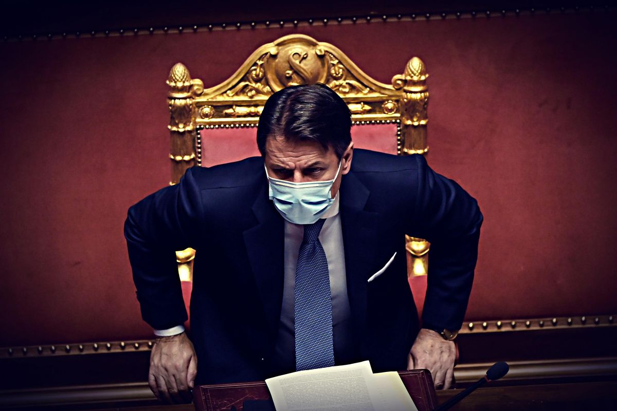 Conte usa ristori e fisco
per raccattare senatori