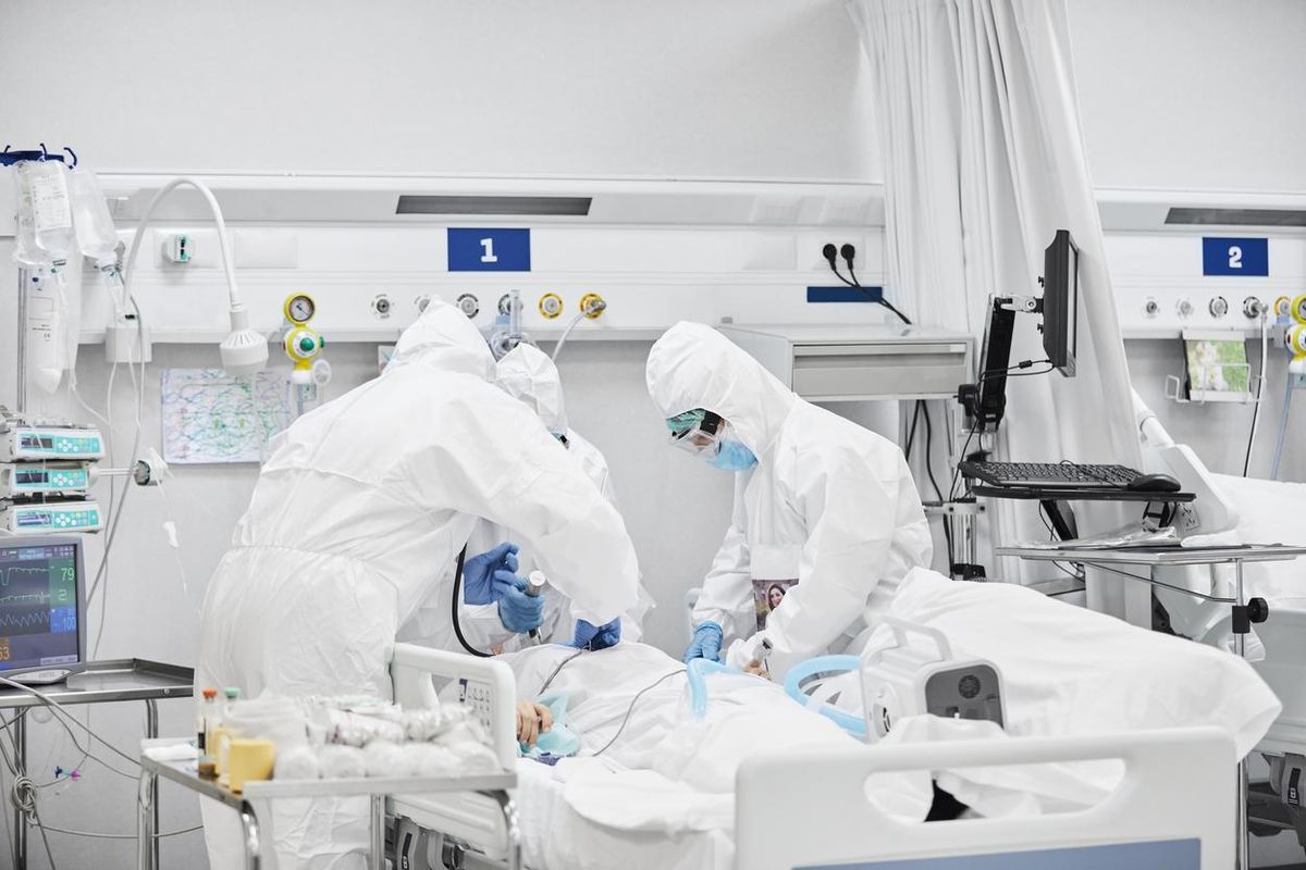 Lo Stato non dà risorse ai medici e li costringe a scegliere chi salvare