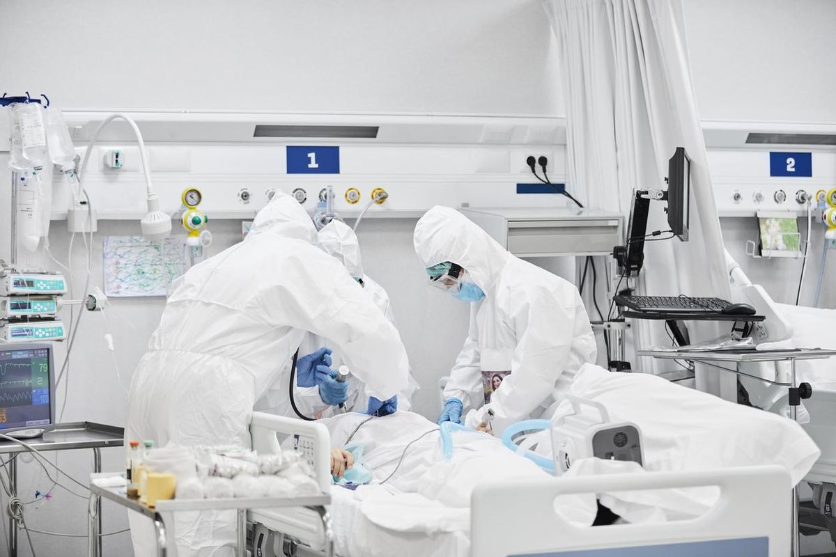 Lo Stato non dà risorse ai medici e li costringe a scegliere chi salvare