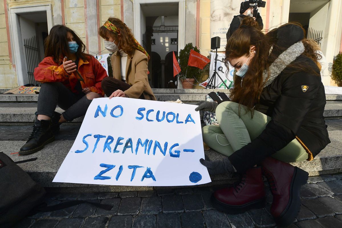 I supertecnici «riaprono» le scuole per fare un piacere alla Azzolina