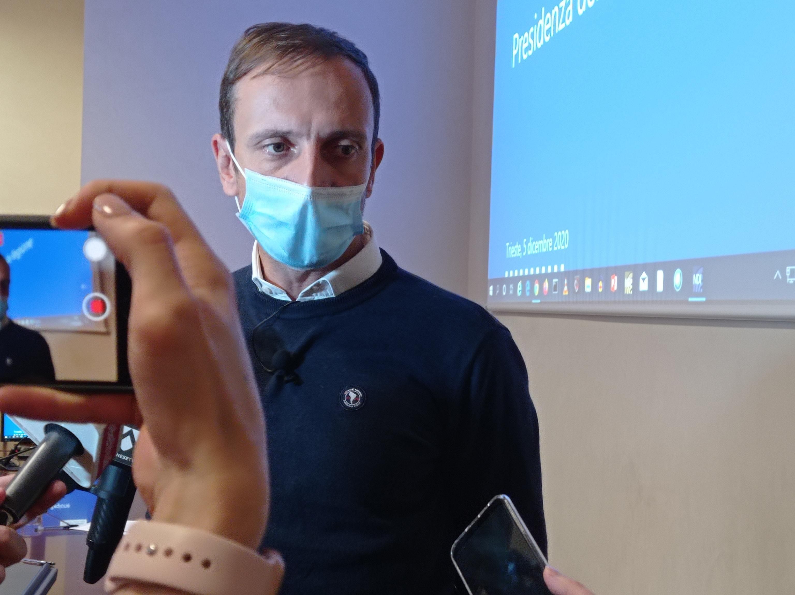 Fedriga: «Avremo il 54% di dosi in meno. Campagna vaccinale a rischio»