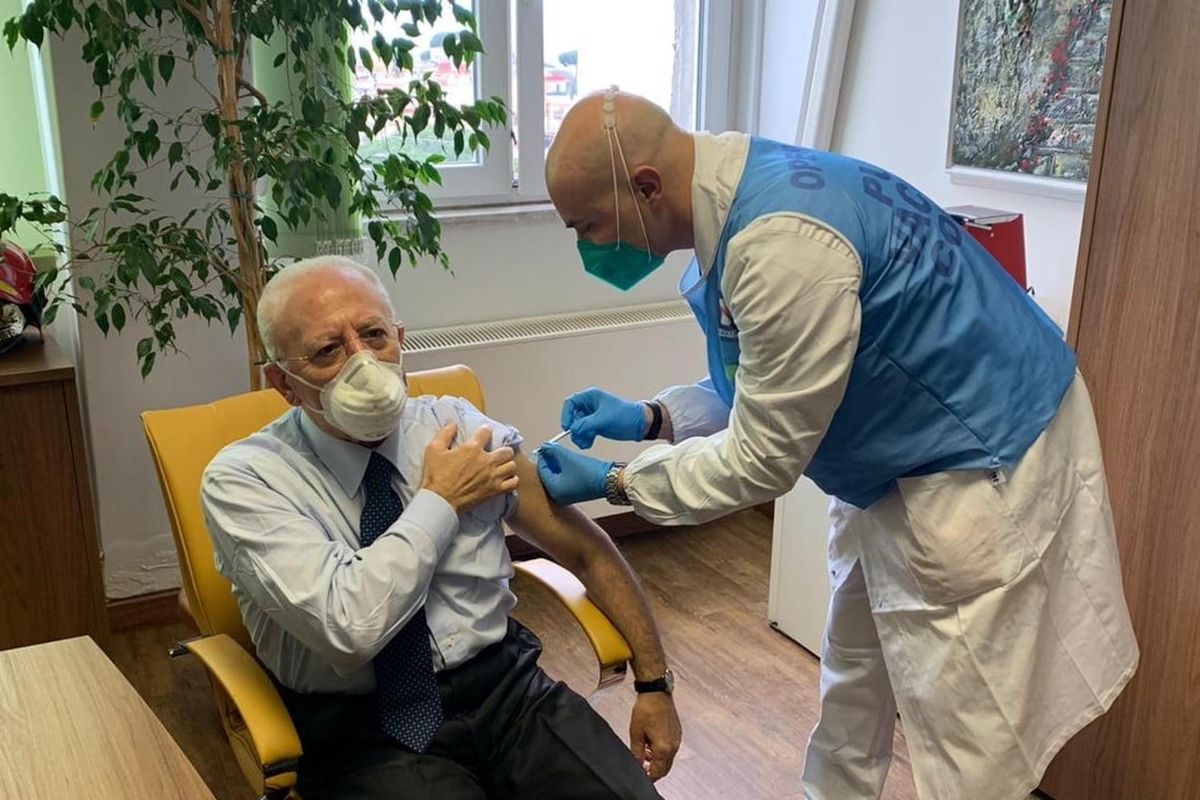 De Luca bluffa sulla card vaccini. Ma l’idea della tessera fa proseliti