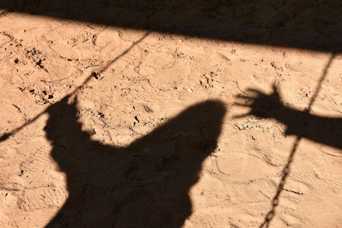 Il prete è condannato per pedofilia, la Chiesa lo assolve e secreta le carte