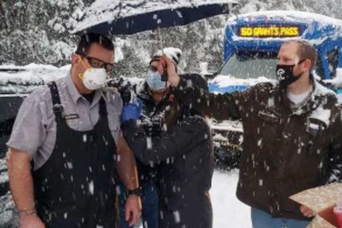 Oregon healthcare workers stuck in the snow vaccinated random drivers while they waited