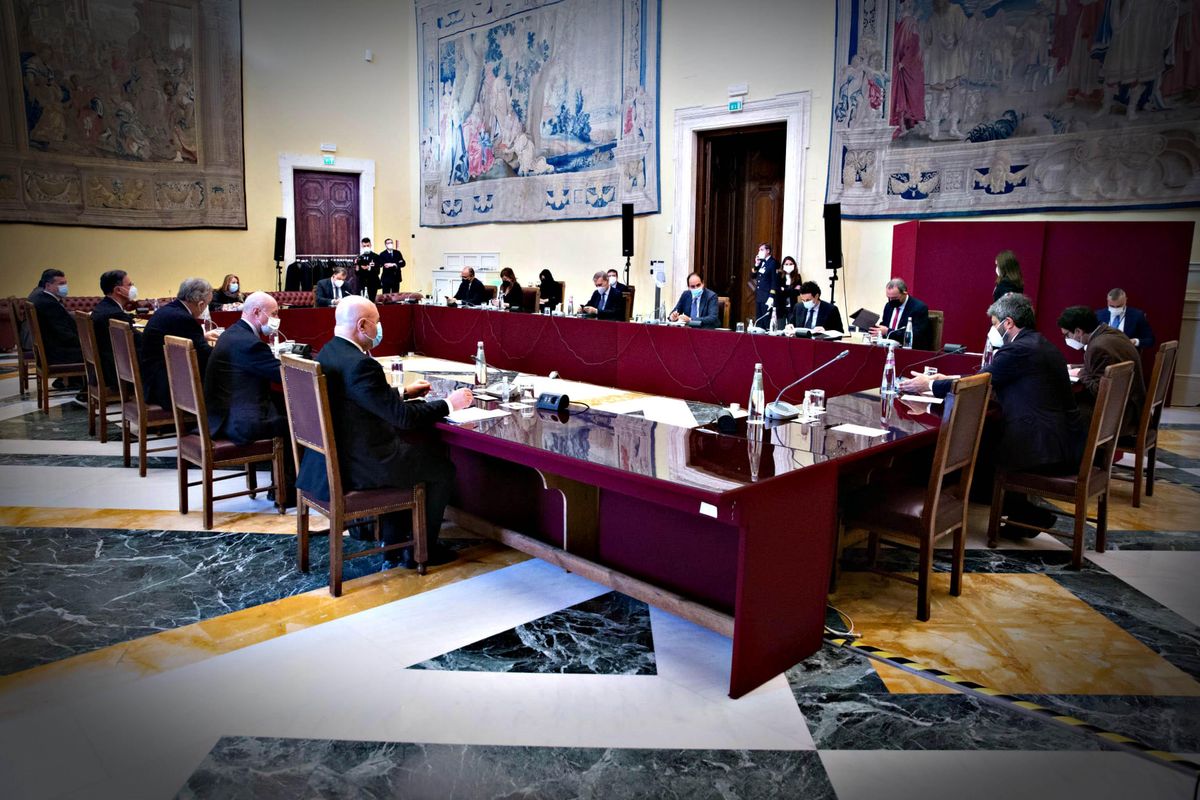 Renzi prende tempo con Mes e Bicamerale. E intanto aspetta un segnale da destra