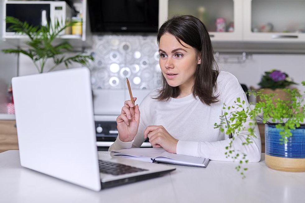 Job seeker writes a personal LinkedIn note to a potential new connection.