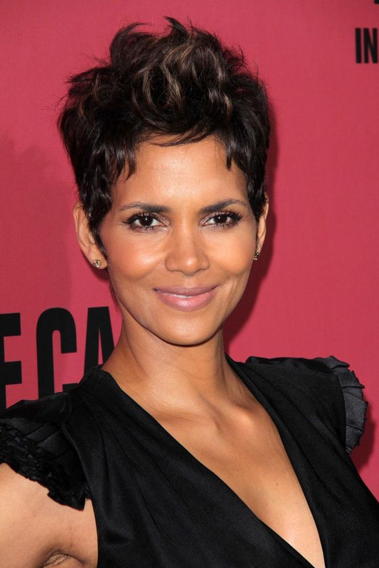 Halle Berry Short Hair Pixie Hairstyles Xonecole Women S Interest Love Wellness Beauty