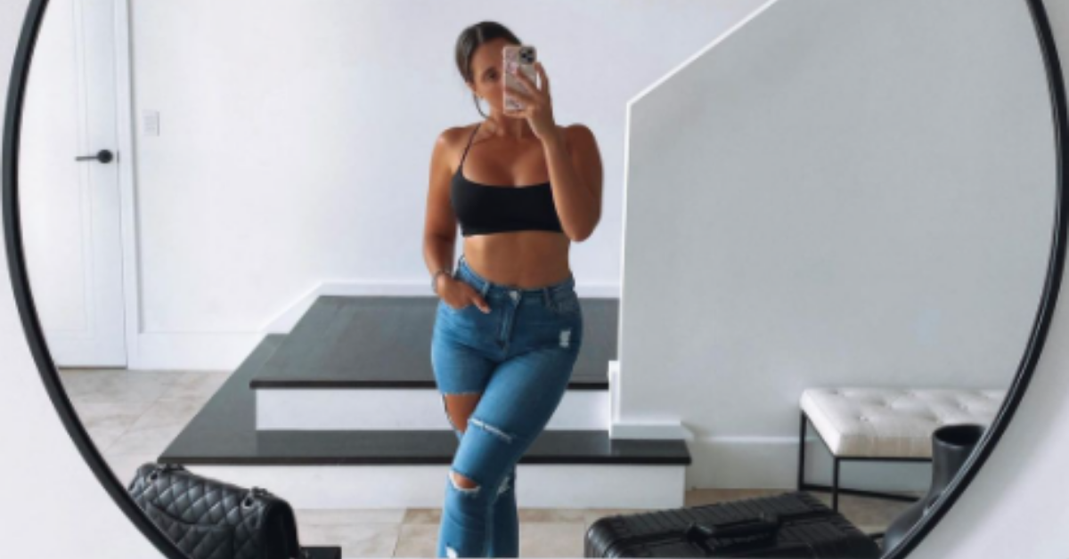 Airline Apologizes After Instagram Model Forced To Cover Up By Crew For Her 'Inappropriate' Outfit