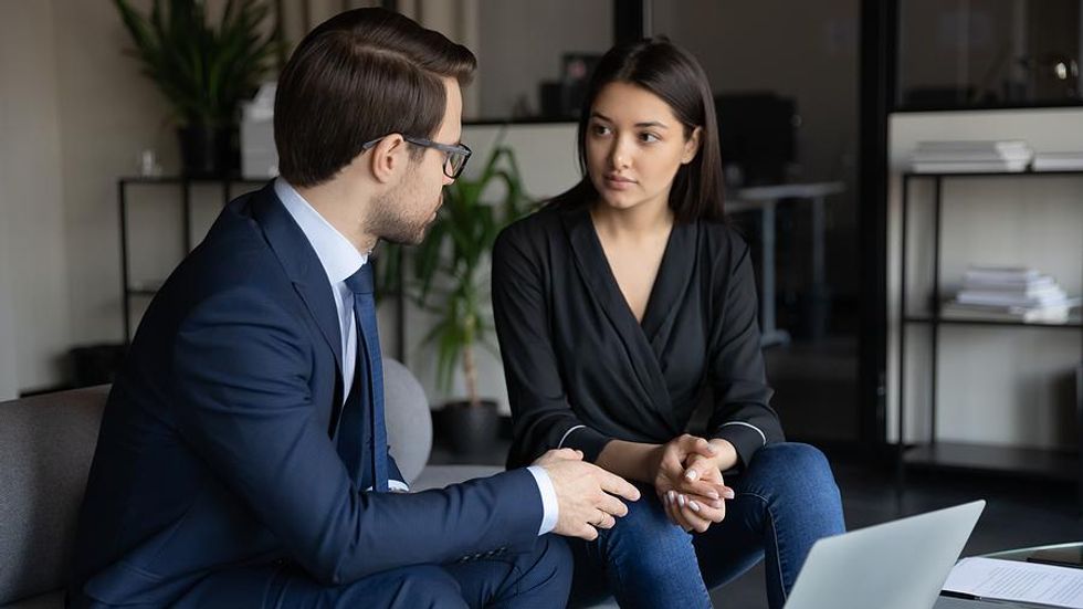 Supervisor explains a task to an intern