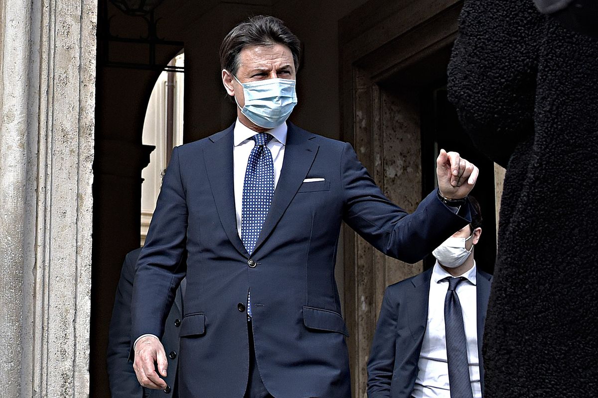 Giuseppi va in piazza a scalare il M5s. E minaccia: «Io ci sarò per sempre»